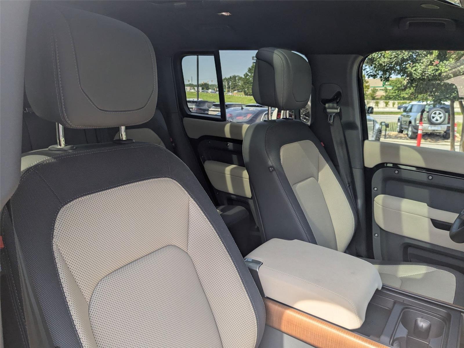 2023 Land Rover Defender 130 X photo 31