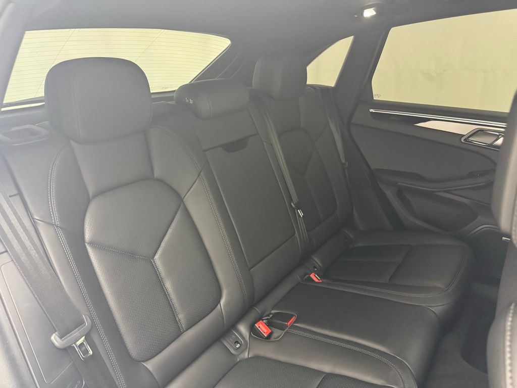 2022 Porsche Macan Base photo 18