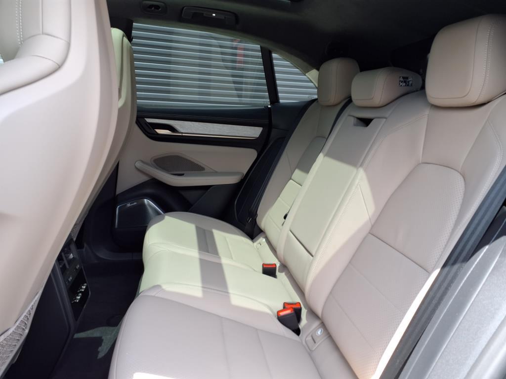 2024 Porsche Macan Electric Turbo photo 19