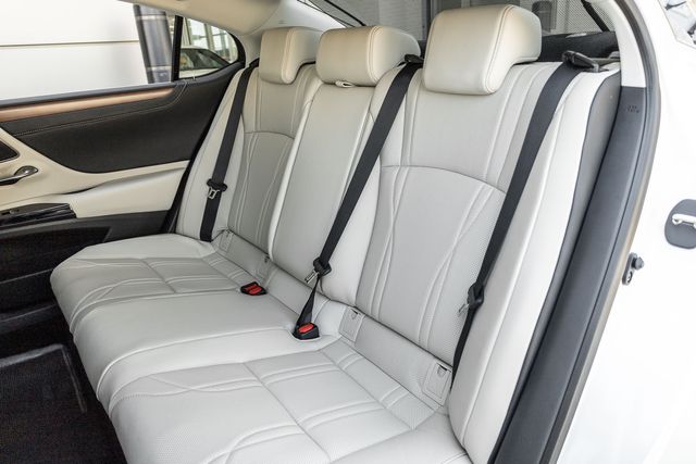 2025 Lexus ES 300h Luxury photo 7