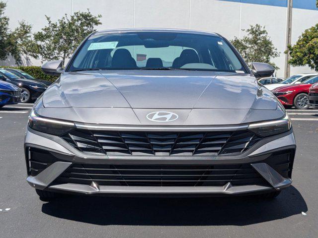 2025 Hyundai Elantra SE photo 2
