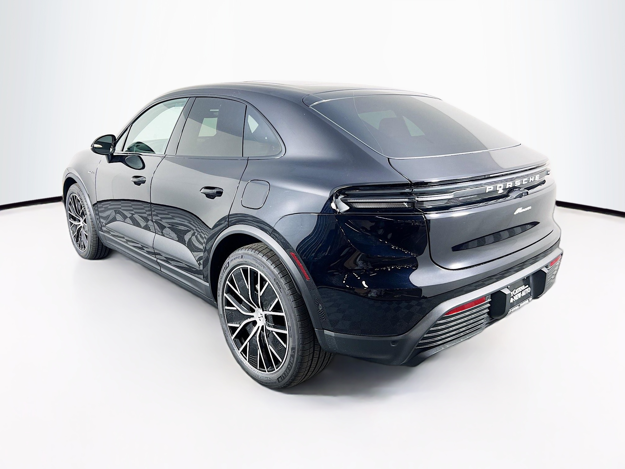 2025 Porsche Macan Electric photo 3