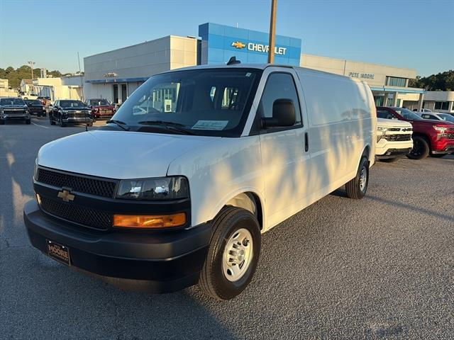2025 Chevrolet Express Cargo 3500 photo 3