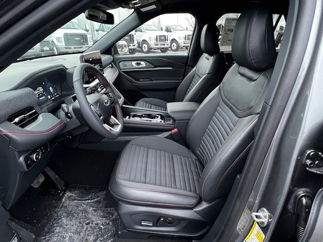 2025 Ford Explorer ST-Line photo 13