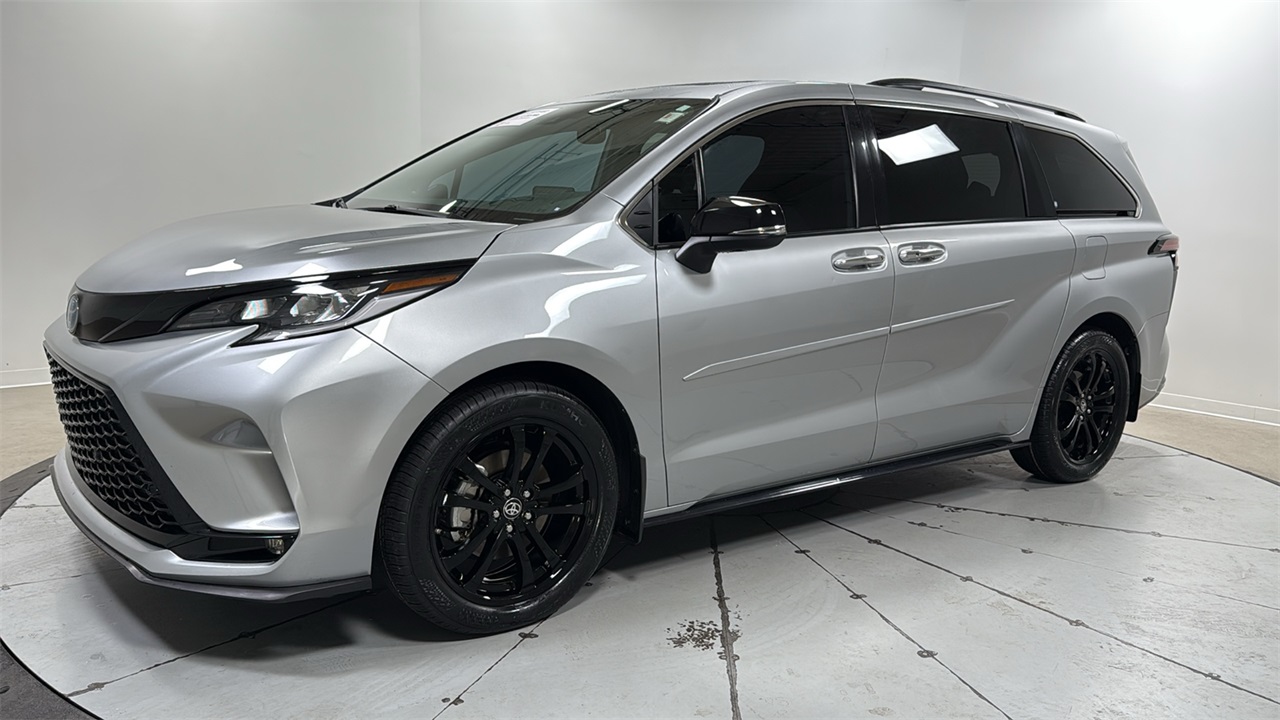 2024 Toyota Sienna XSE's photo