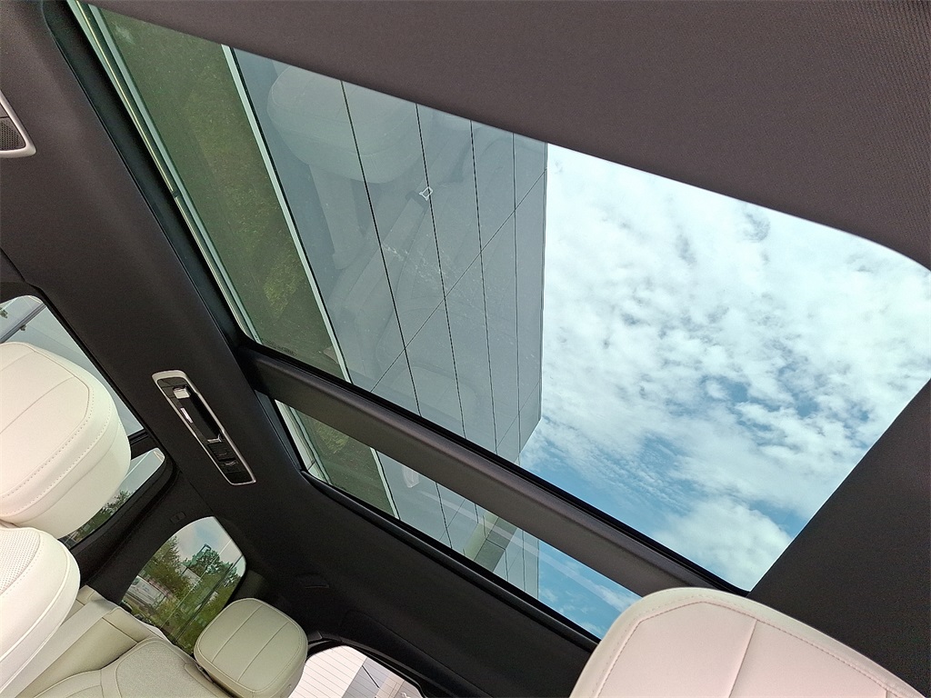2025 Land Rover Range Rover SE photo 10