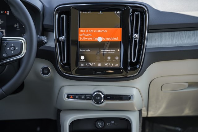 2026 Volvo XC40 photo 16