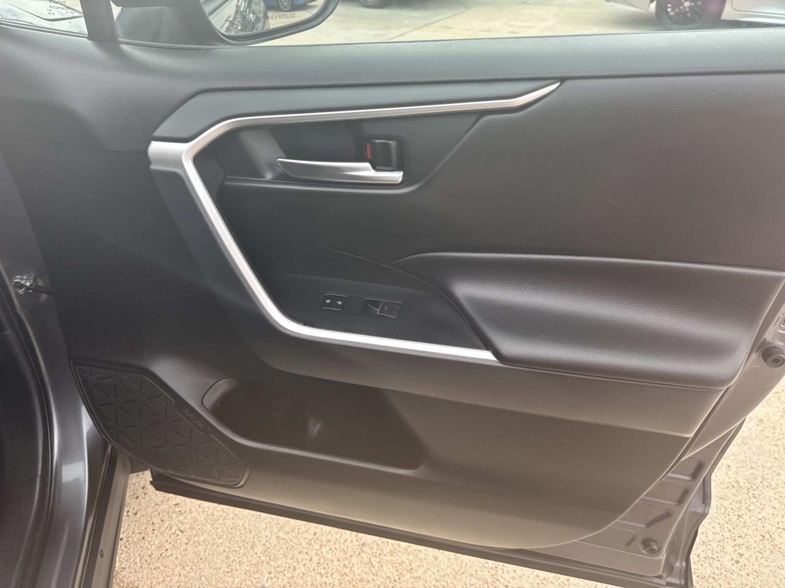 2022 Toyota RAV4 XLE photo 12