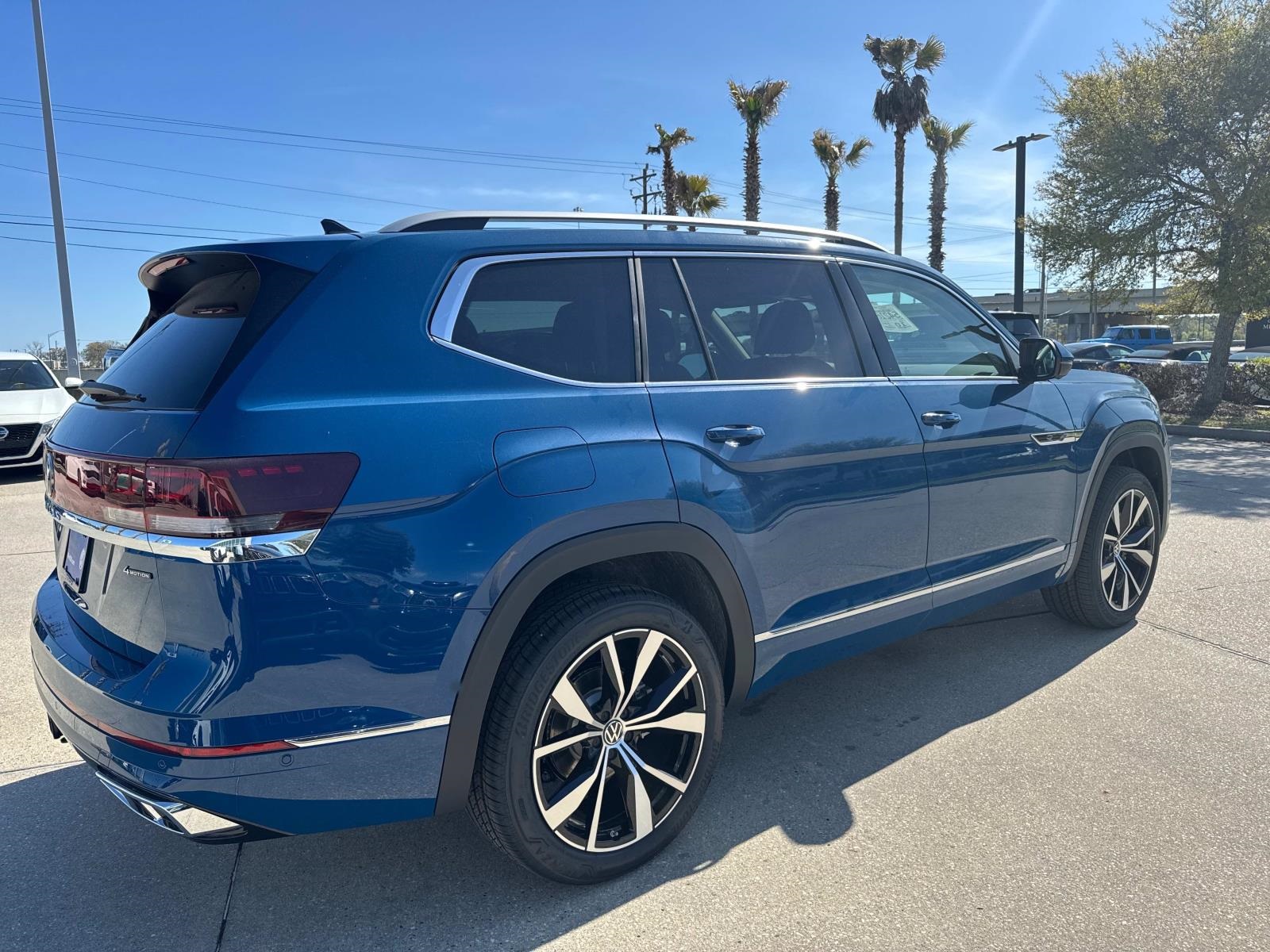 2025 Volkswagen Atlas SEL Premium R-Line photo 4