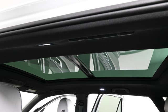 2025 Volkswagen Atlas Cross Sport SEL R-Line photo 4