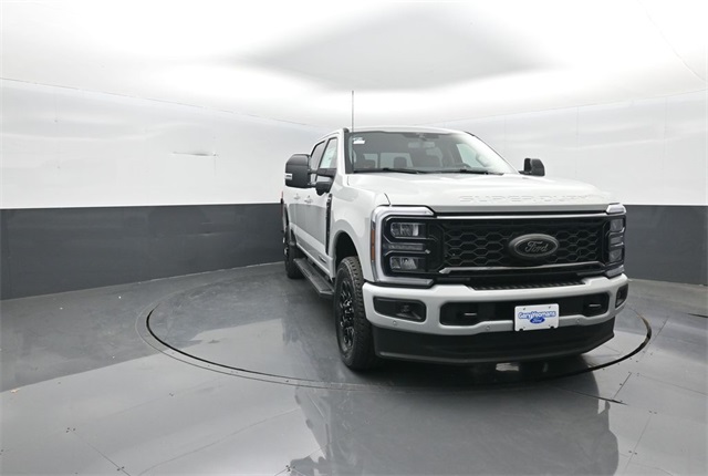 2025 Ford F-350 Lariat photo 2