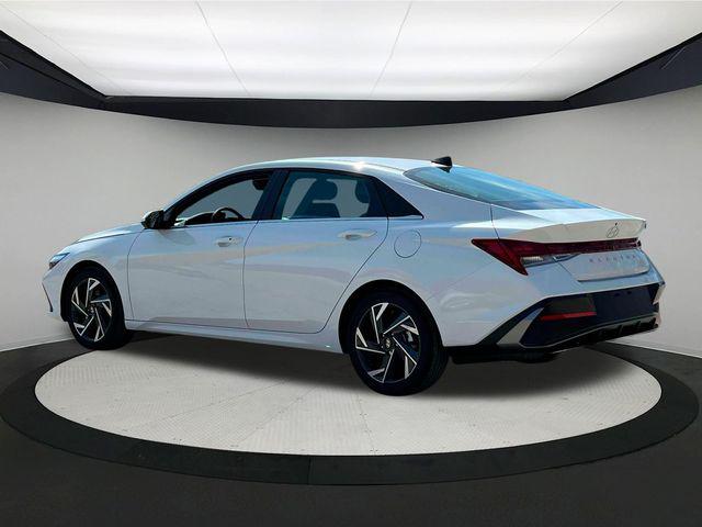 2024 Hyundai Elantra SEL Convenience photo 4