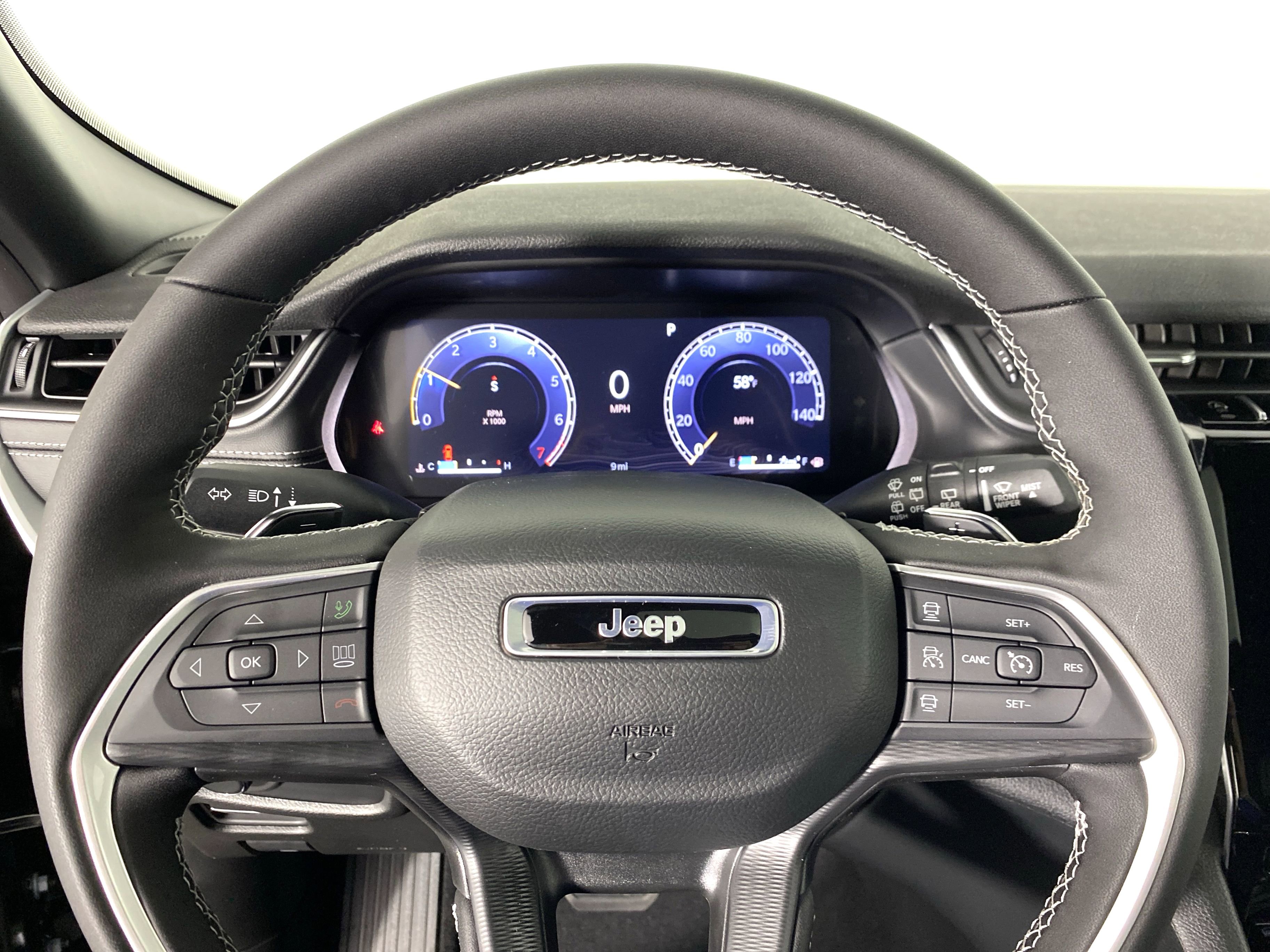 2025 Jeep Grand Cherokee Laredo Altitude photo 3