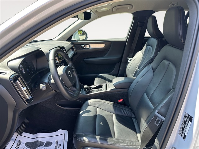 2022 Volvo XC40 Momentum T5 AWD photo 8