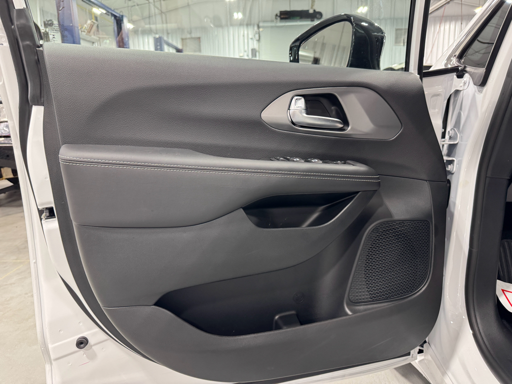 2026 Chrysler Voyager LX photo 22