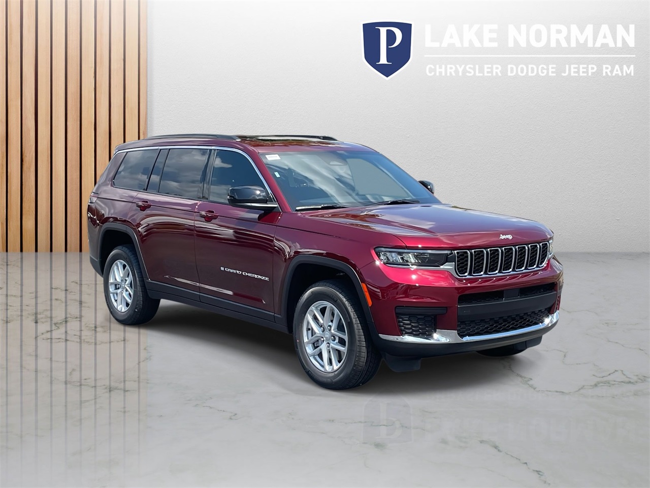 2025 Jeep Grand Cherokee Laredo photo 2