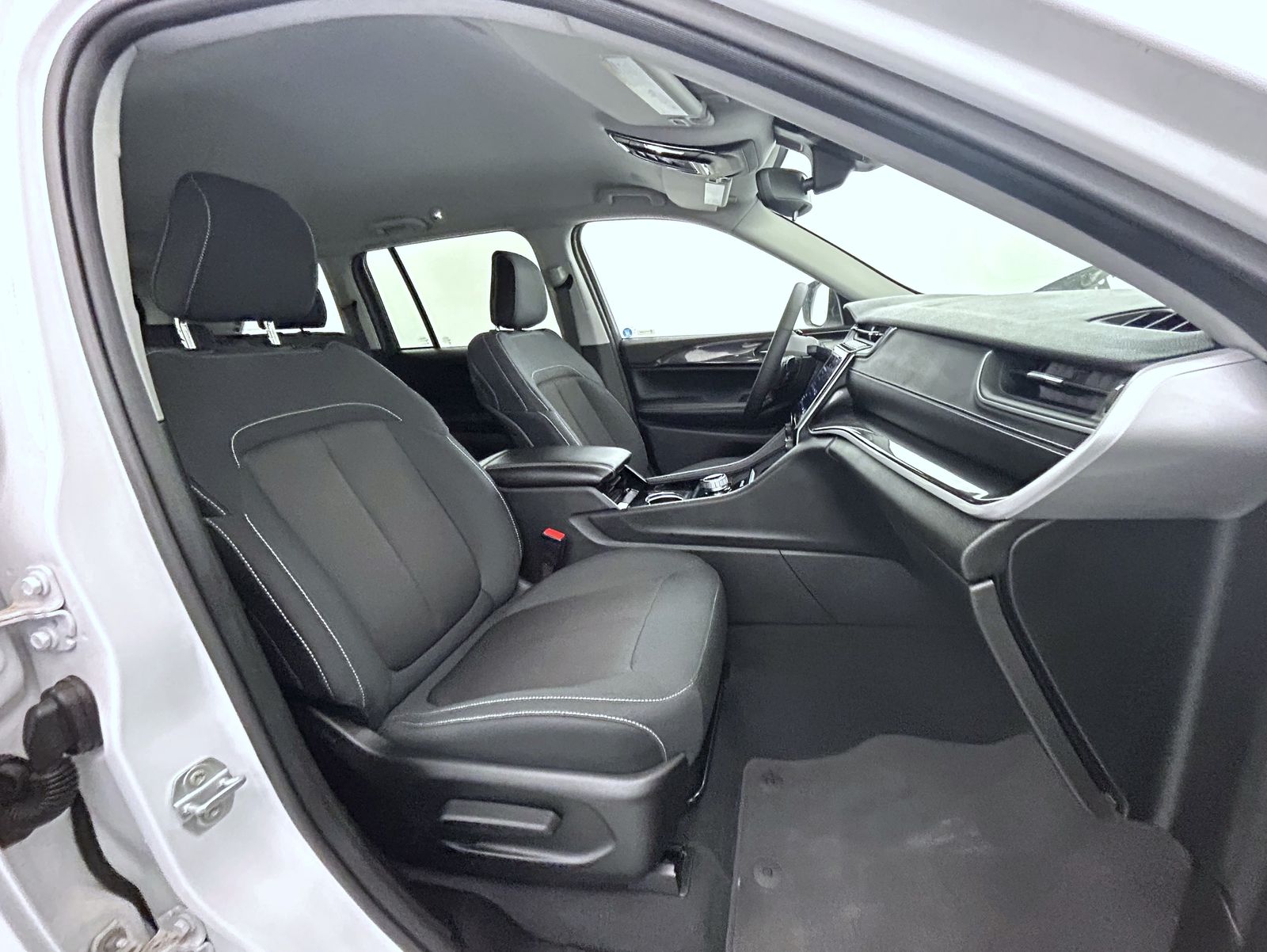 2023 Jeep Grand Cherokee Laredo photo 15