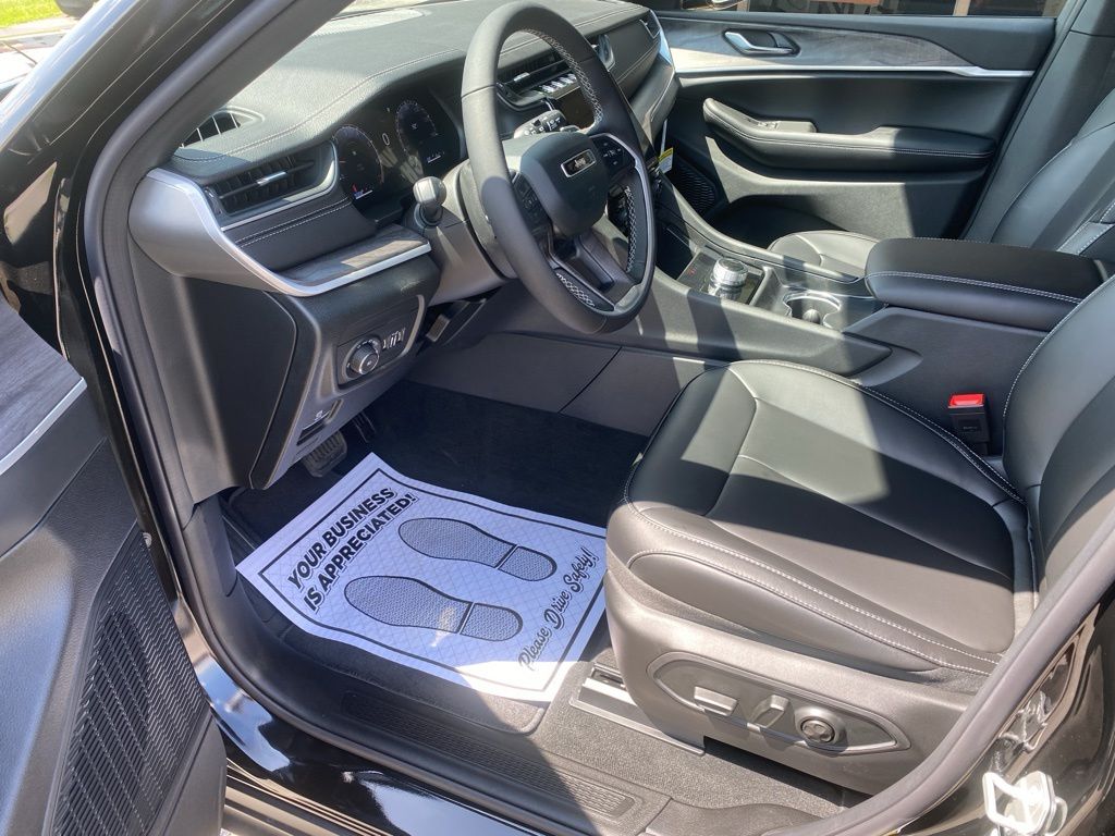 2025 Jeep Grand Cherokee Limited photo 25
