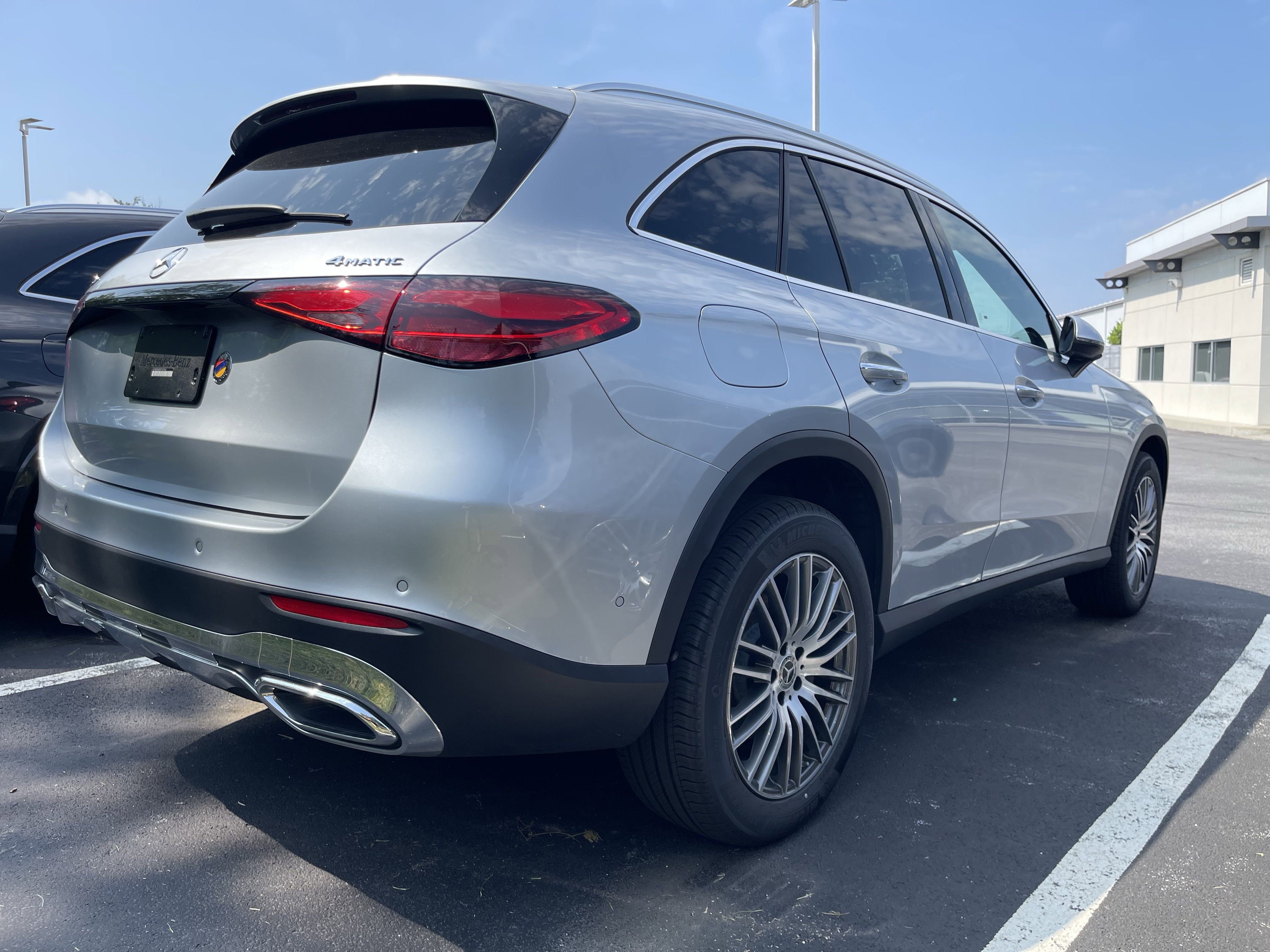 2025 Mercedes Benz GLC 300 4MATIC photo 4