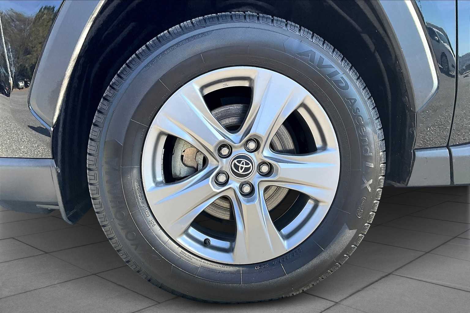2022 Toyota RAV4 Hybrid XLE photo 9