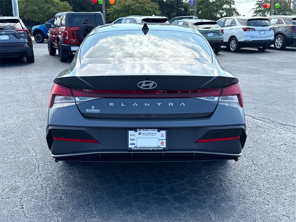 2024 Hyundai Elantra SEL photo 4