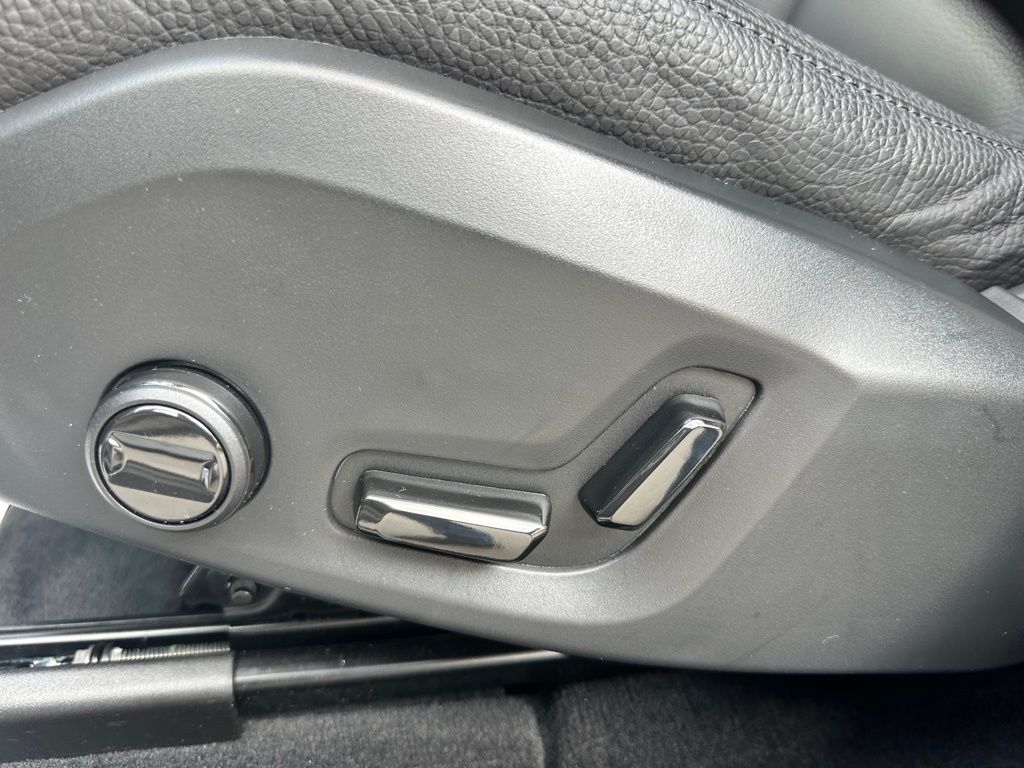 2025 Volvo XC60 B5 Plus photo 14