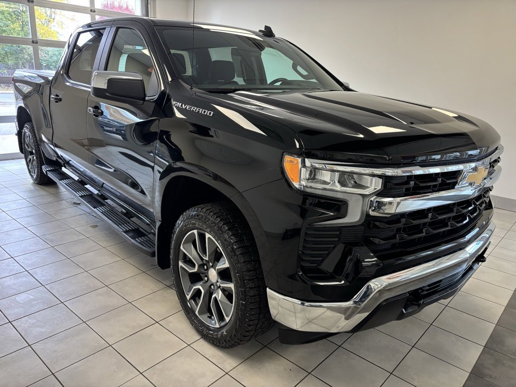 2023 Chevrolet Silverado 1500 LT photo 2