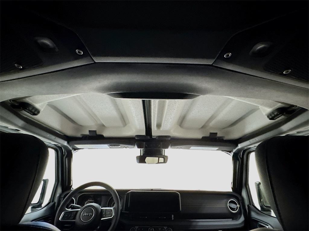2025 Jeep Wrangler Sahara photo 14
