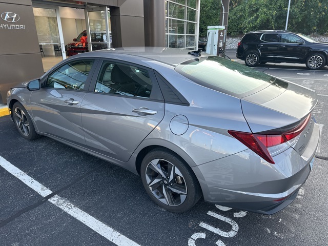 2023 Hyundai Elantra SEL photo 2