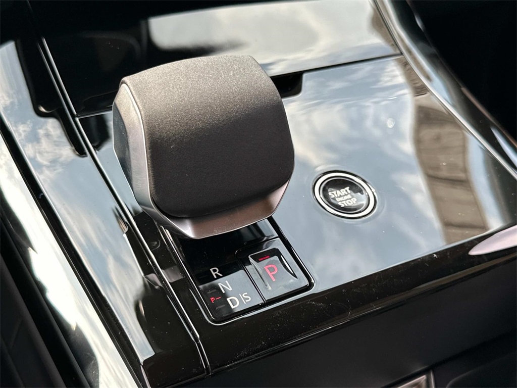 2025 Land Rover Range Rover Sport SE photo 3