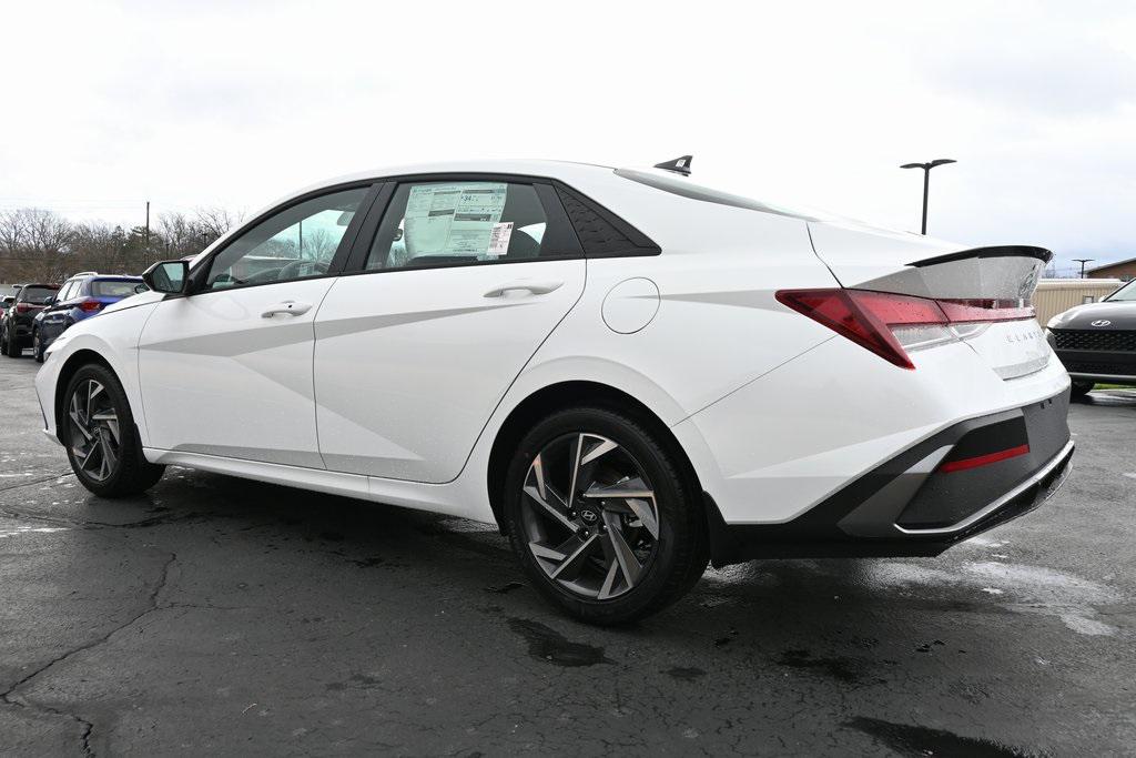 2025 Hyundai Elantra SEL Sport photo 3