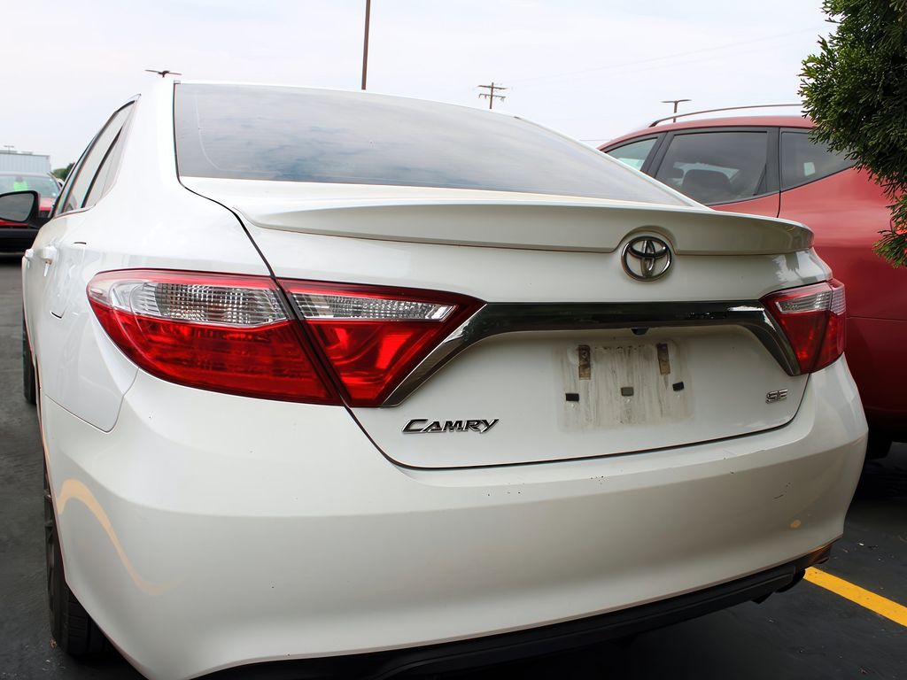2016 Toyota Camry SE photo 5