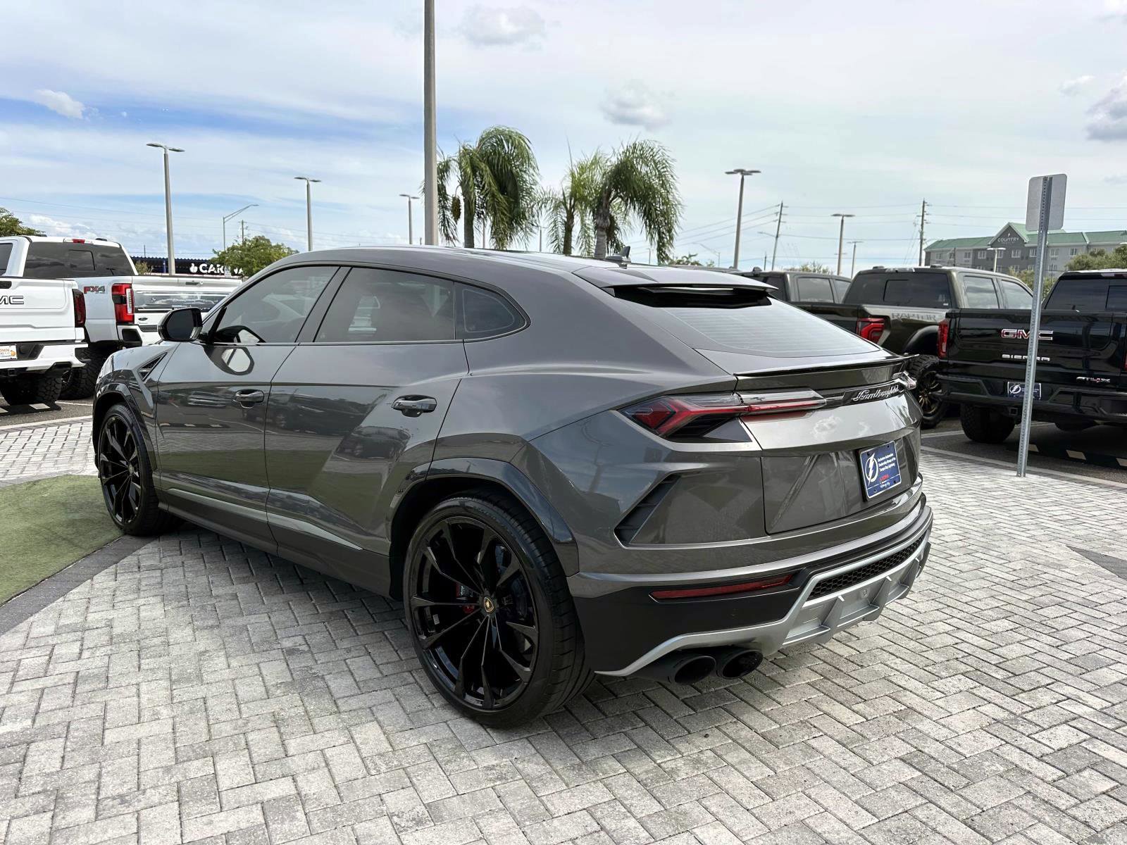 2022 Lamborghini Urus Base photo 5