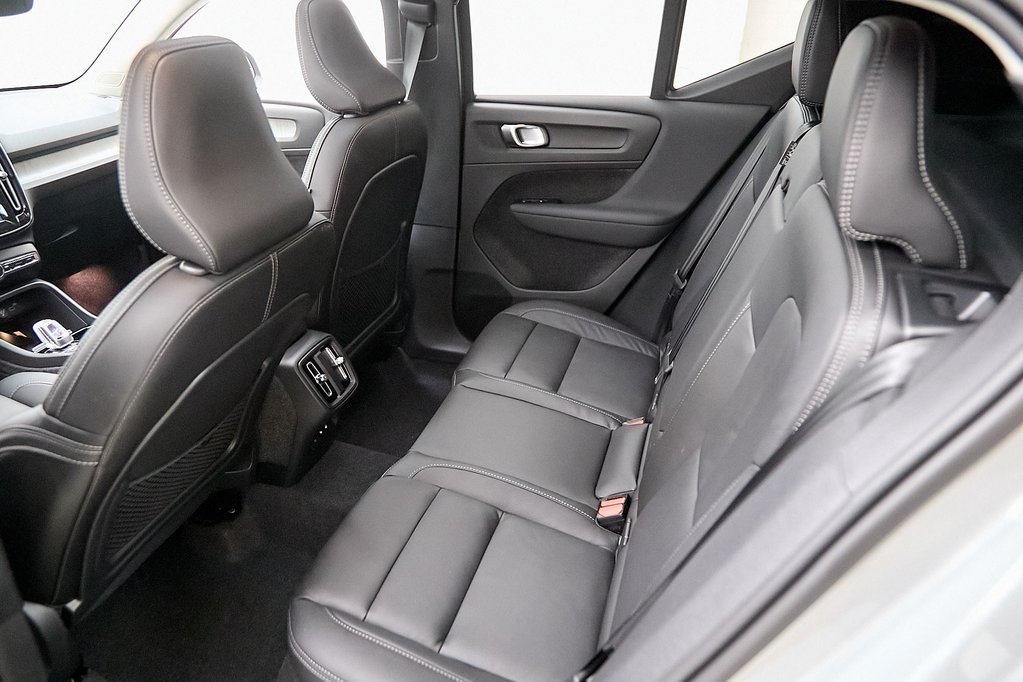 2025 VOLVO XC40 - Image 14
