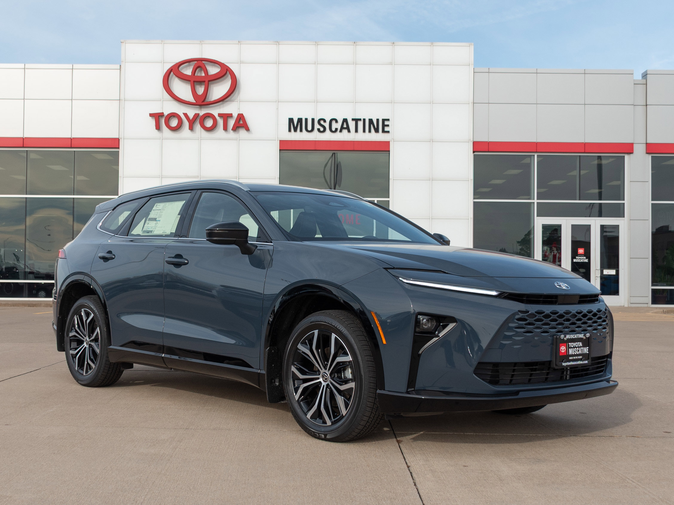 2025 Toyota Crown Signia XLE's photo