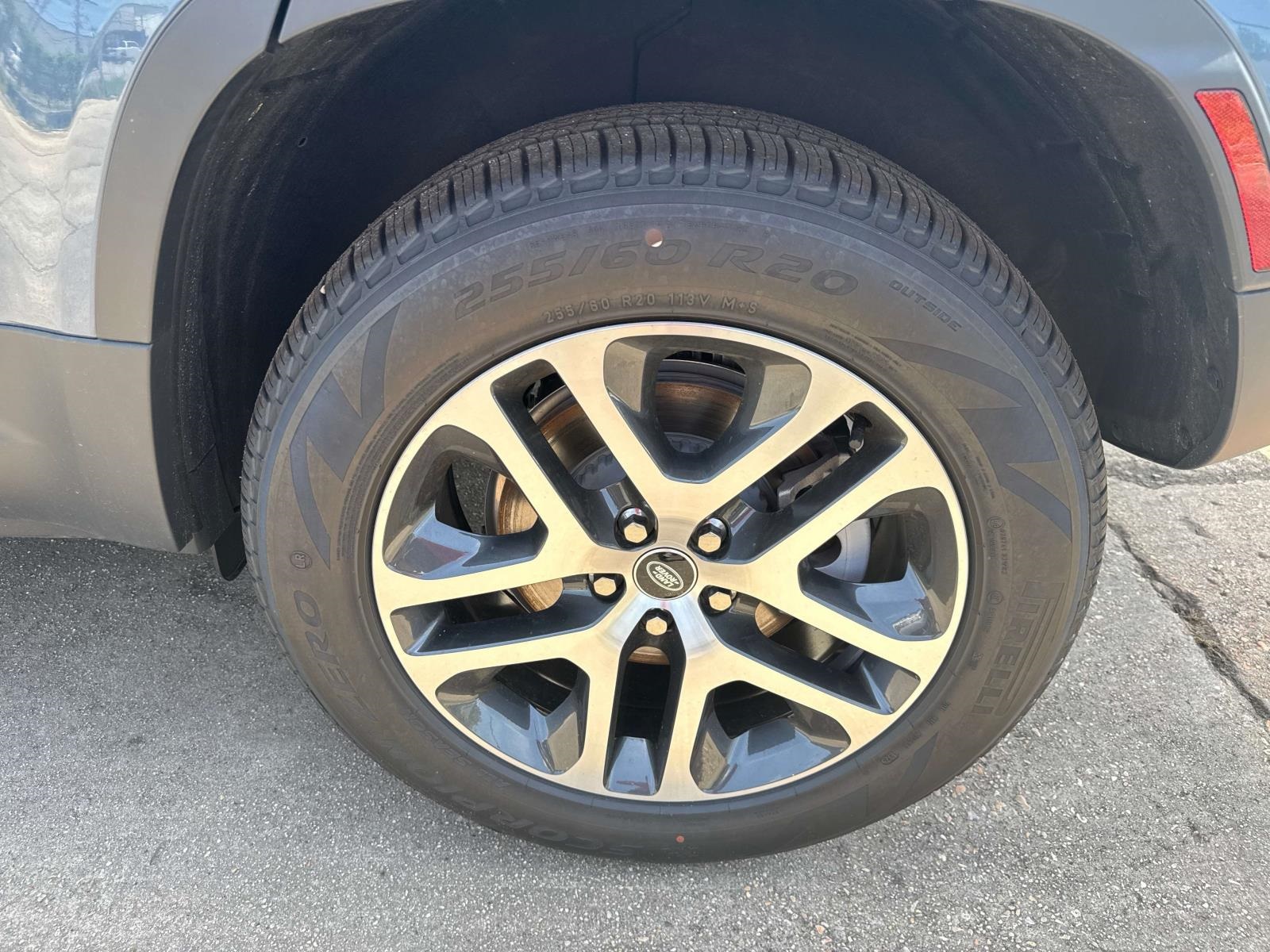 2025 Land Rover Defender 110 S photo 3