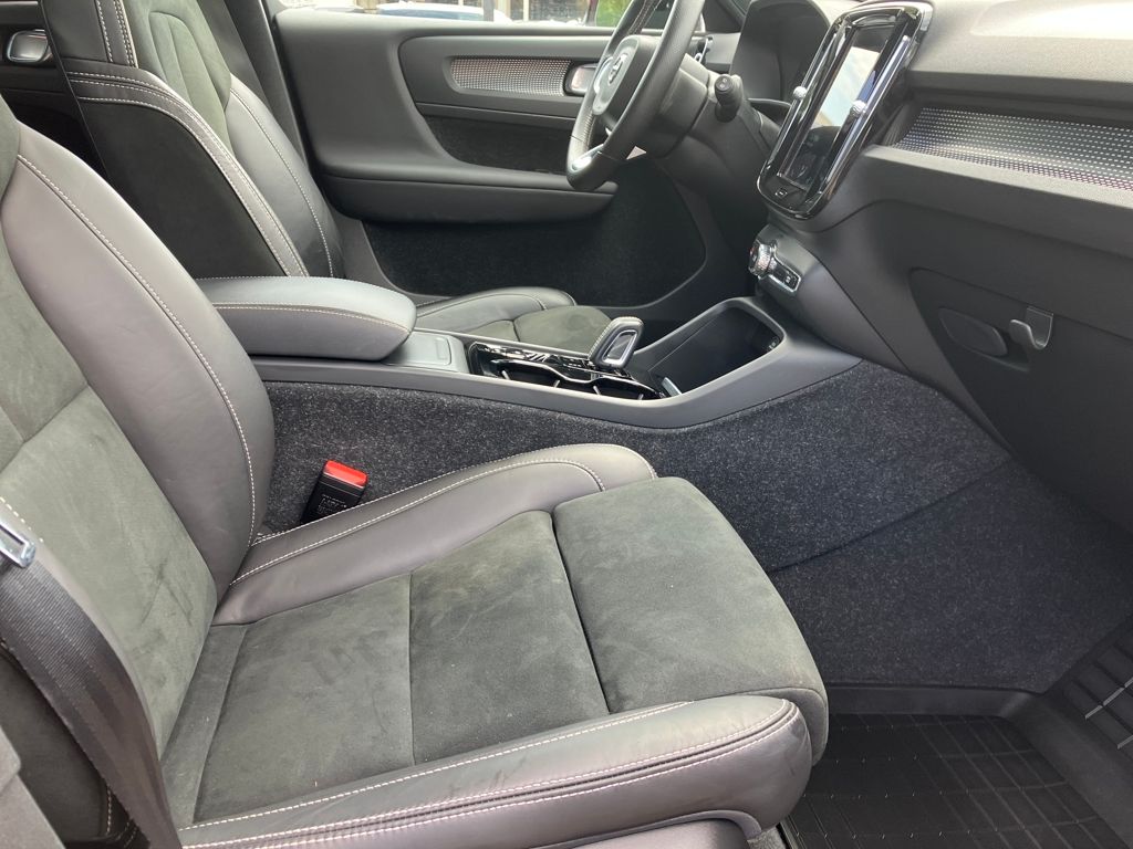 2021 Volvo XC40 R-Design photo 32
