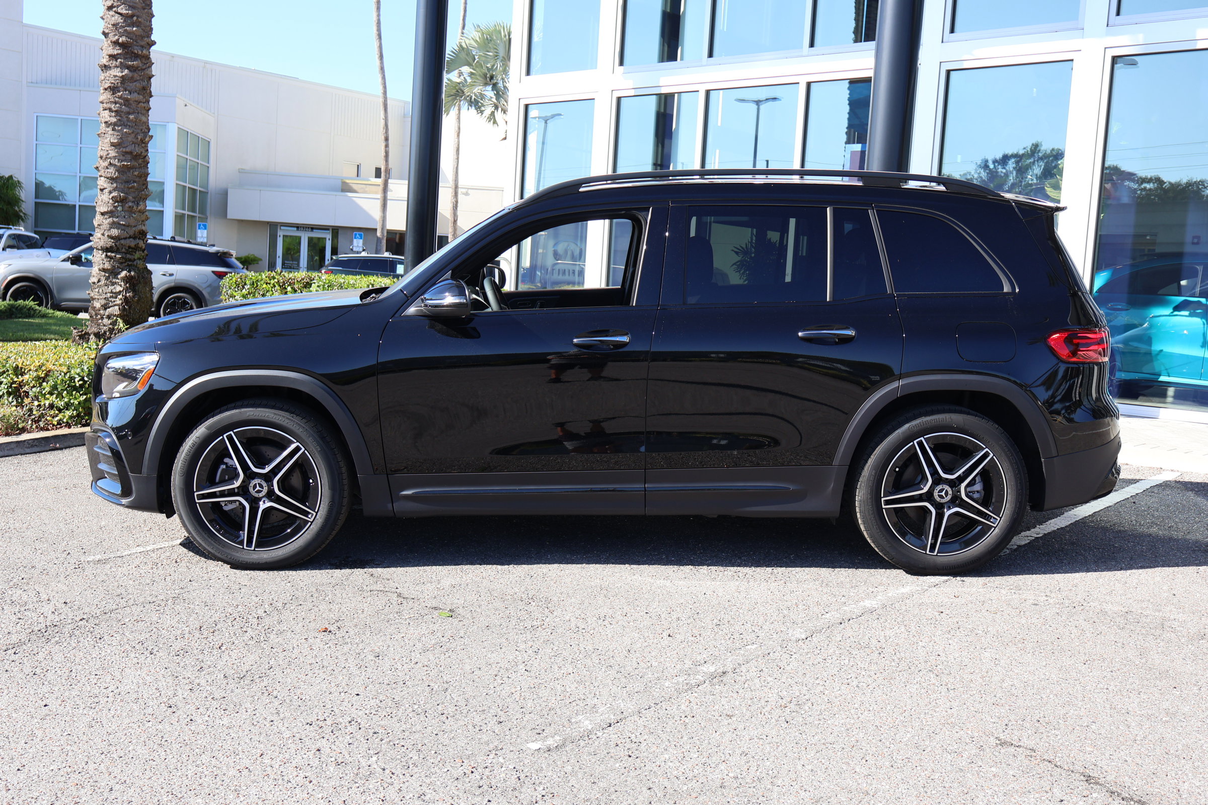 2025 Mercedes Benz GLB 250 photo 2