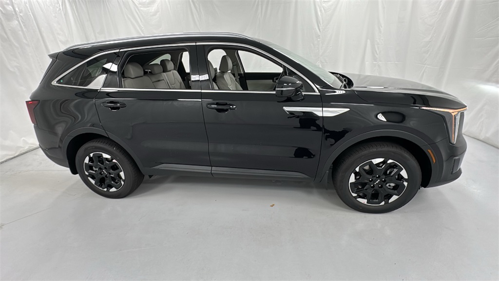 2025 Kia Sorento S photo 2