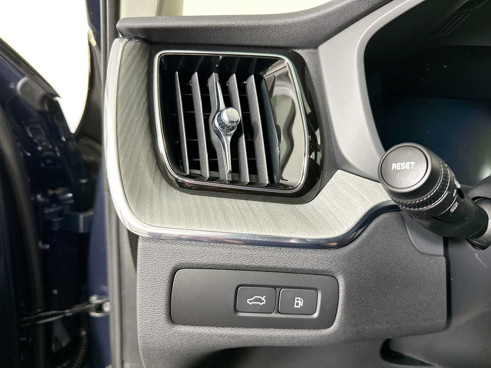 2025 Volvo XC60 T8 Plus photo 10