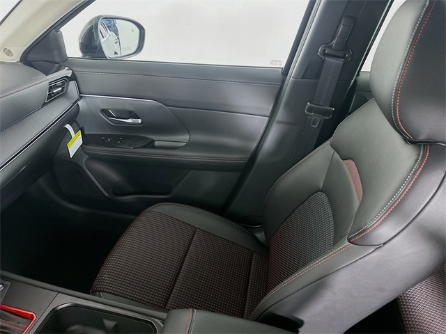 2025 Nissan Kicks SR photo 8
