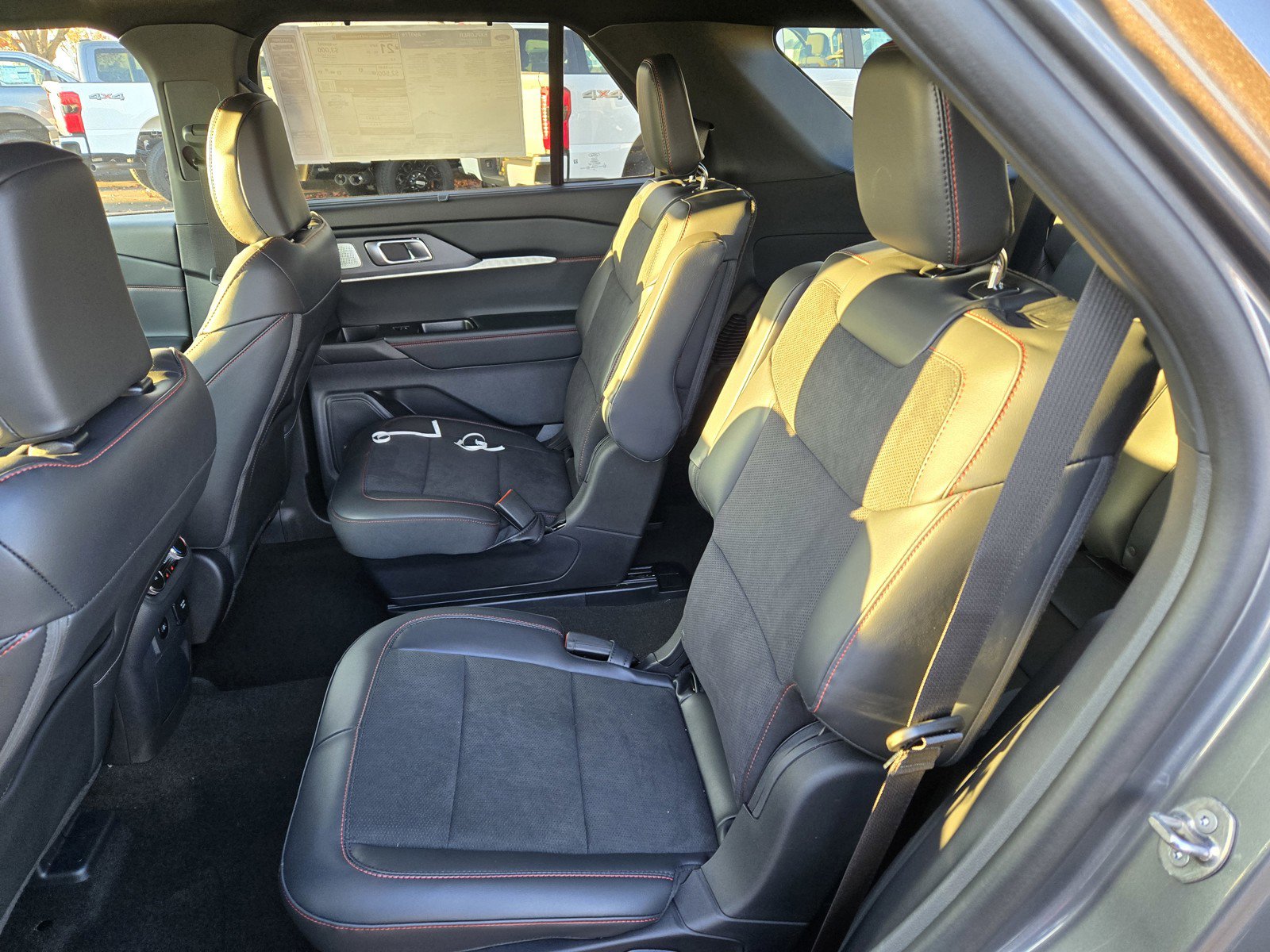 2025 Ford Explorer ST photo 5