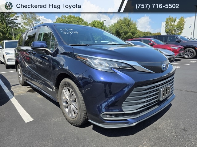 2021 Toyota Sienna LE photo 3