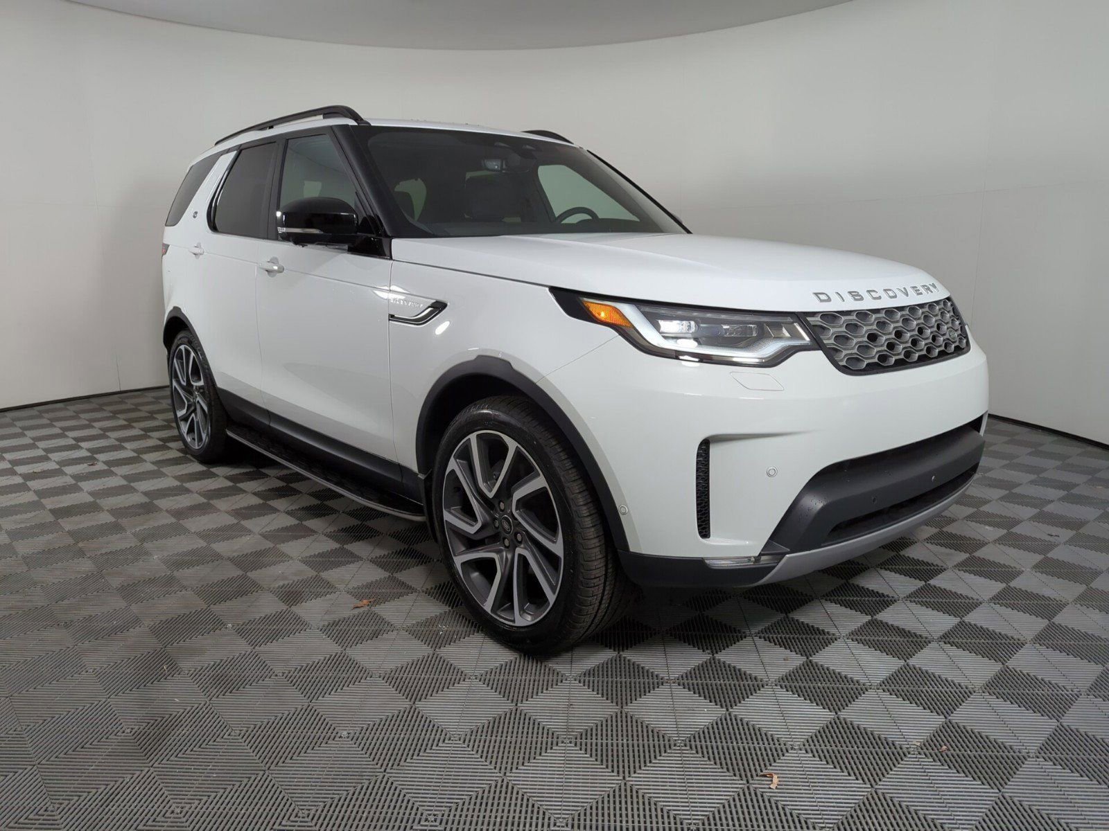 2025 Land Rover Discovery S photo 4