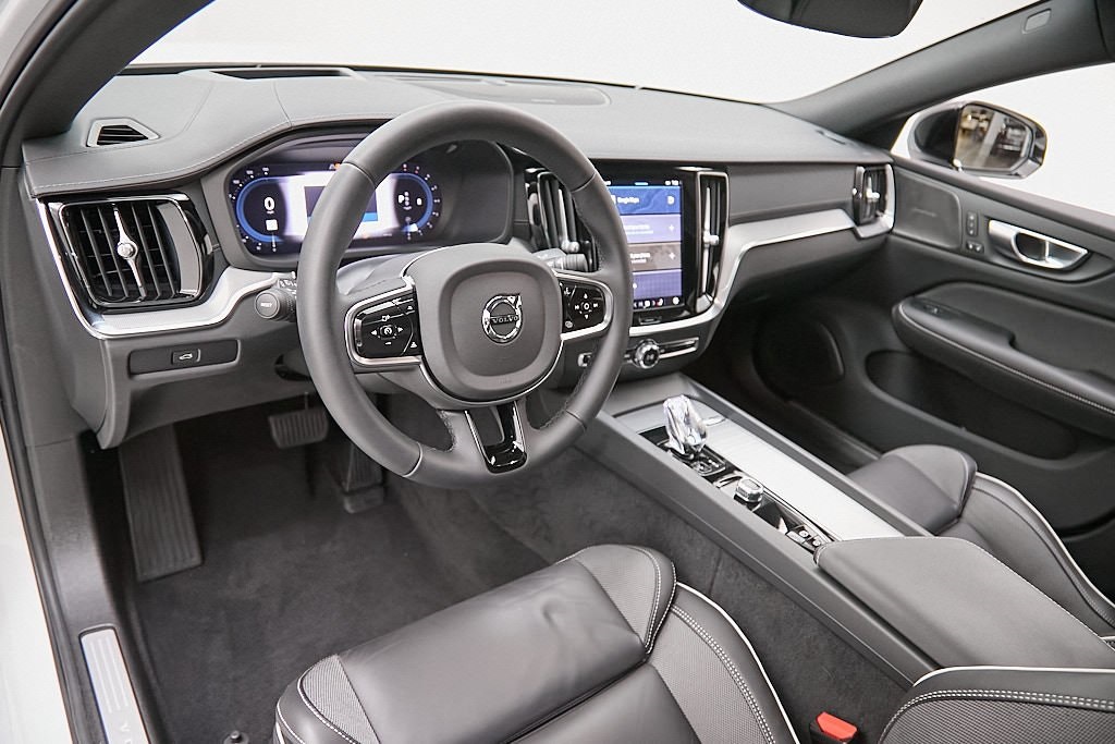 2025 VOLVO S60 - Image 11