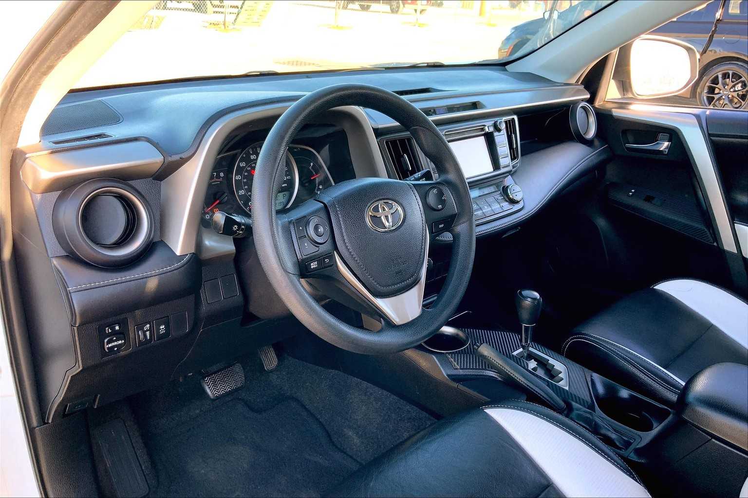 2015 Toyota RAV4 XLE photo 15