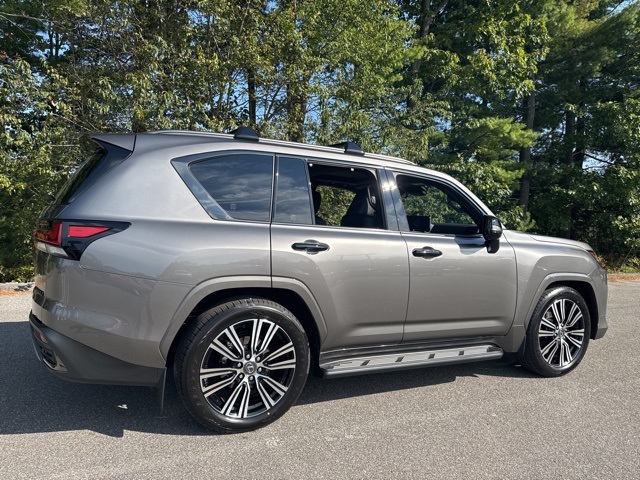 2025 Lexus LX 600 Luxury photo 2