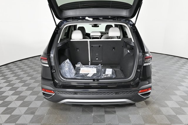 2025 Volkswagen Taos SE photo 3