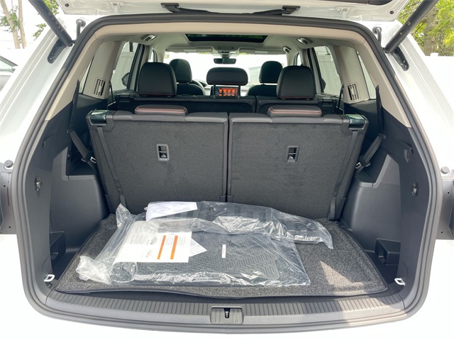 2025 Volkswagen Atlas Peak Edition SE Technology photo 40