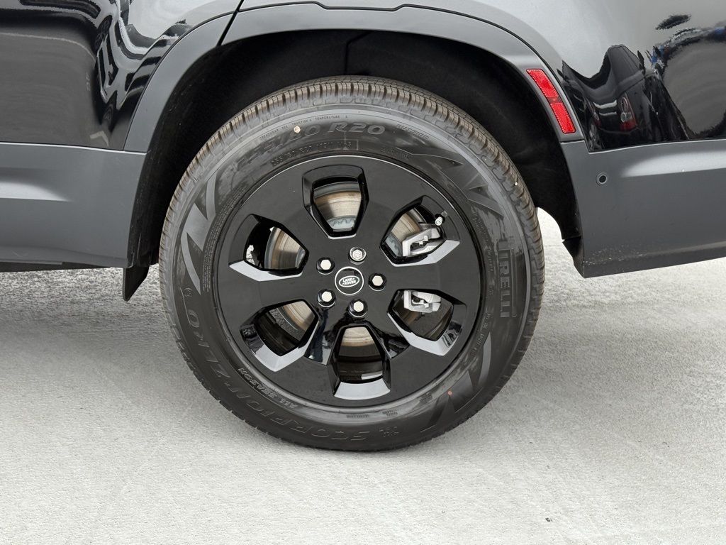 2025 Land Rover Defender 130 S photo 8